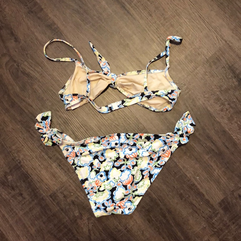 Two piece 👙 - Picture 2 of 4